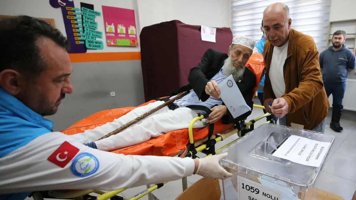 Kırklareli'nde yaşlı adam oyunu sedye üzerinde kullandı