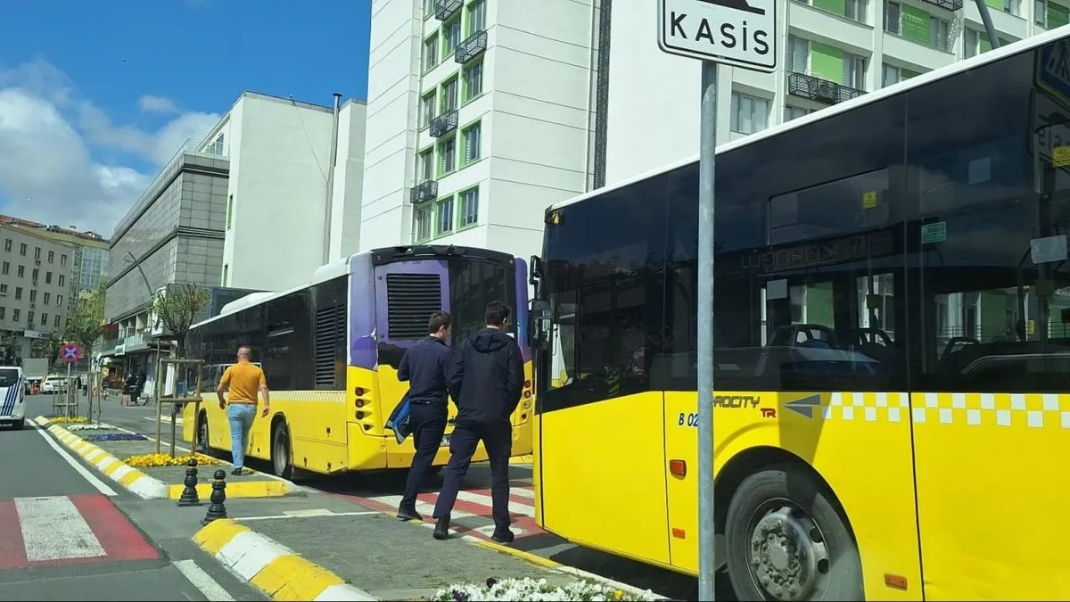 Gaziosmanpaşa'da gaz pedalı takılı kalan İETT otobüsü duraktaki otobüslere çarptı