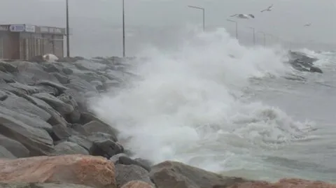 meteorolojiden-flas-uyari-6-il-icin-kuvvetli-firtina-uyarisi-yapildi-bu-hafta-hava-nasil-olacak-1611949472196.jpg Meteorolojiden flaş uyarı! 6 il için kuvvetli fırtına uyarısı yapıldı! Bu hafta hava durumu nasıl olacak? - 1