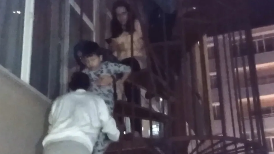 Yangın merdiveninin kilitli olduğu binada can pazarı