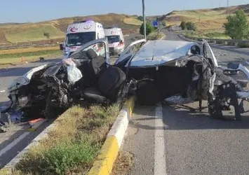 Sivas'ta feci kaza! Devrilen otomobil refüje çıktı: 2 ölü