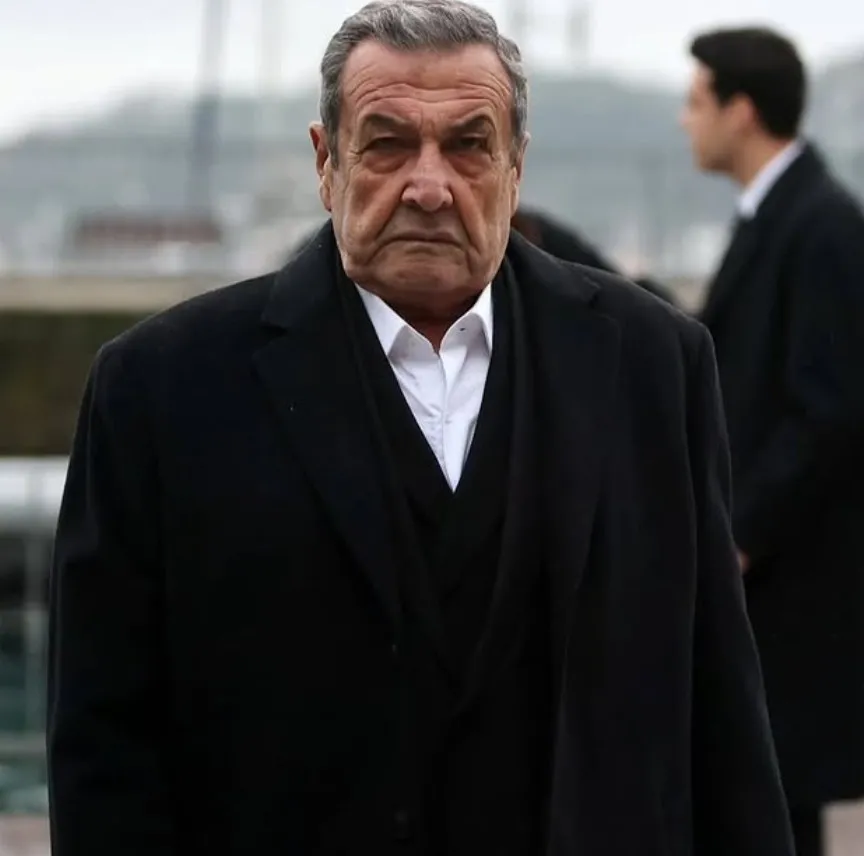usta-oyuncudan-korkutan-haber-tarik-papuccuoglu-ameliyat-oldu-1781182216457.jpg Usta oyuncudan korkutan haber: Tarık Papuççuoğlu bypass oldu - 1