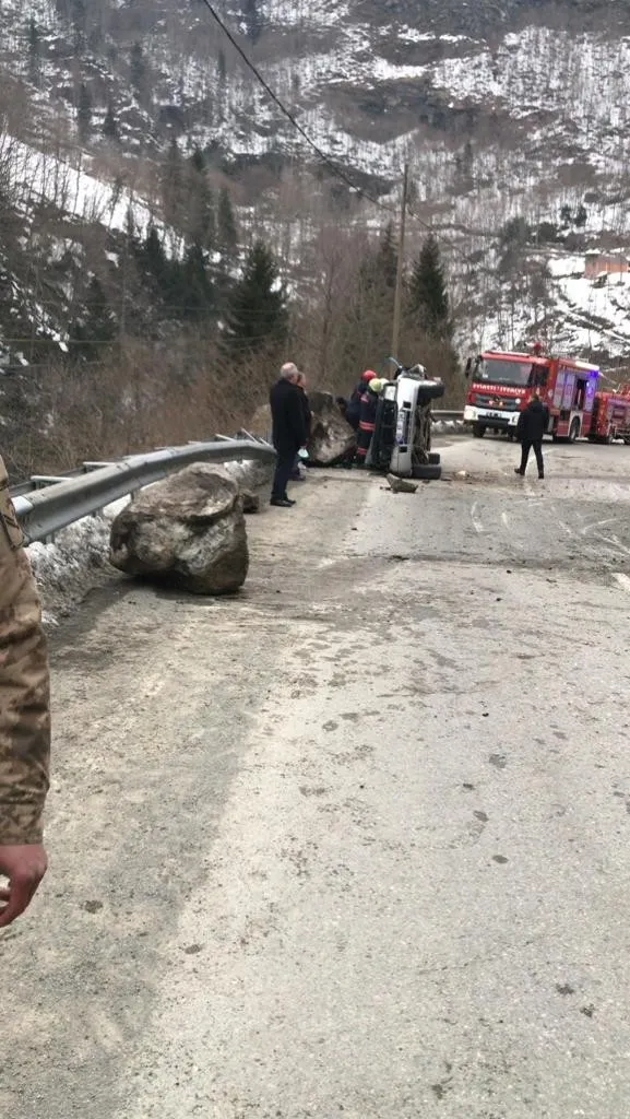 trabzonda-akilalmaz-felaket-kayaparcasi-yoldan-gecen-arabanin-uzerine-dustu-4-kisi-hayatini-kaybetti-1648311385251.jpg Trabzon’da akılalmaz felaket! Kaya parçası yoldan geçen arabanın üzerine düştü: 4 kişi hayatını kaybetti - 2