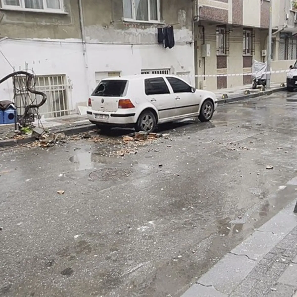 Bağcılar'da bir binanın çatısı çöktü: 2 araç hasar aldı