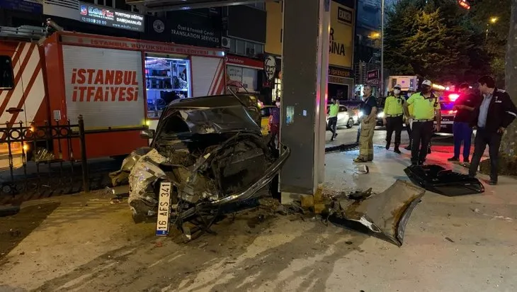 Beşiktaş’ta reklam tabelasına çarpan otomobil hurdaya döndü