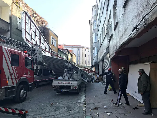 İstanbul’da şiddetli lodos hayatı olumuz etkiledi! Beyoğlu’nda lodosun etkisiyle bir binanın çatısı uçtu - 1