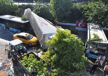 Kontrolden çıkan TIR dehşet saçtı! 2 araca ve polise çarpıp köprüden uçtu