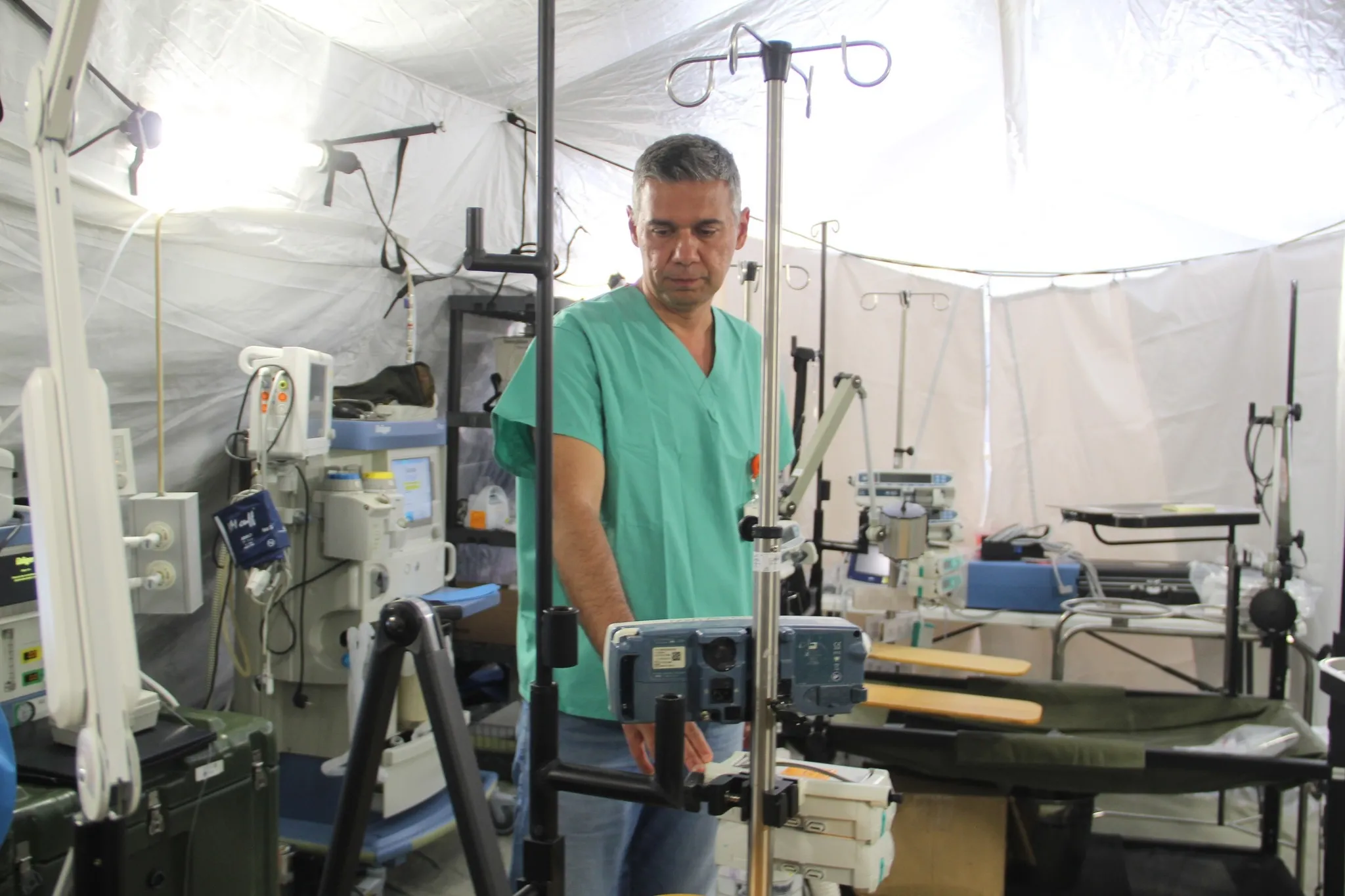 Asrın felaketinde anne babasını kaybeden başhekim göreve koştu: Ağlaya ağlaya çalıştım