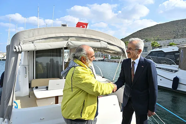 Bakan Abdulkadir Uraloğlu Yeni Foça Yat Limanı’nı hizmete açtı