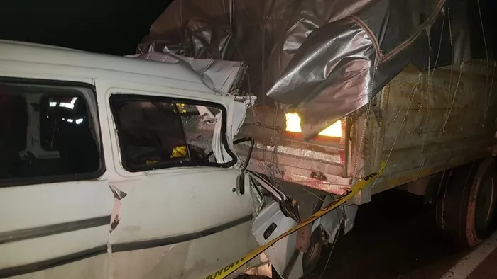 Son dakika: Manisa'da feci kaza: Minibüs TIR'a arkadan çarptı: 2 ölü - 2
