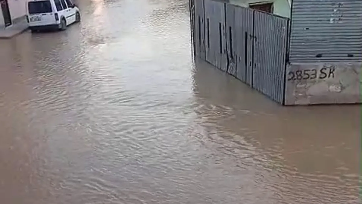 CHP belediyeciliğinde sular durulmuyor: Patlayan boru mahalleyi felç etti!