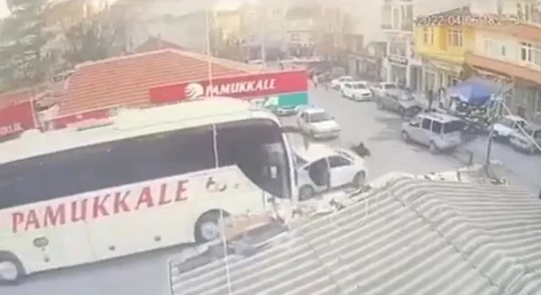 1649323519582.jpg Otogardan çıkış yapan yolcu otobüsü dehşet saçtı! Önüne çıkanı sürükledi - 1