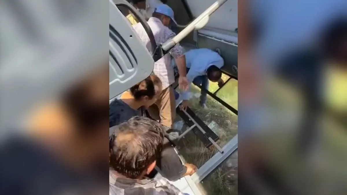 Şanlıurfa'da yolcu otobüsü devrildi! Yolcular camları kırarak dışarı çıktı