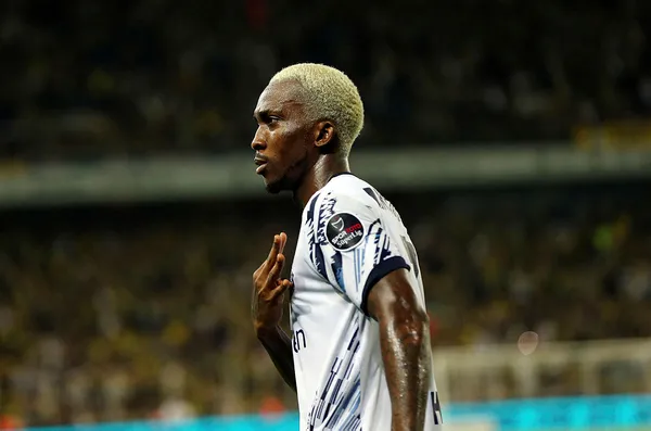 Younes Belhanda ve Henry Onyekuru Fenerbahçe tribünlerini çıldırttı! 4 yıldız ve ağlama hareketine büyük tepki...