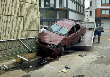Tuzla'da kontrolden çıkan araç üst geçitten yere çakıldı
