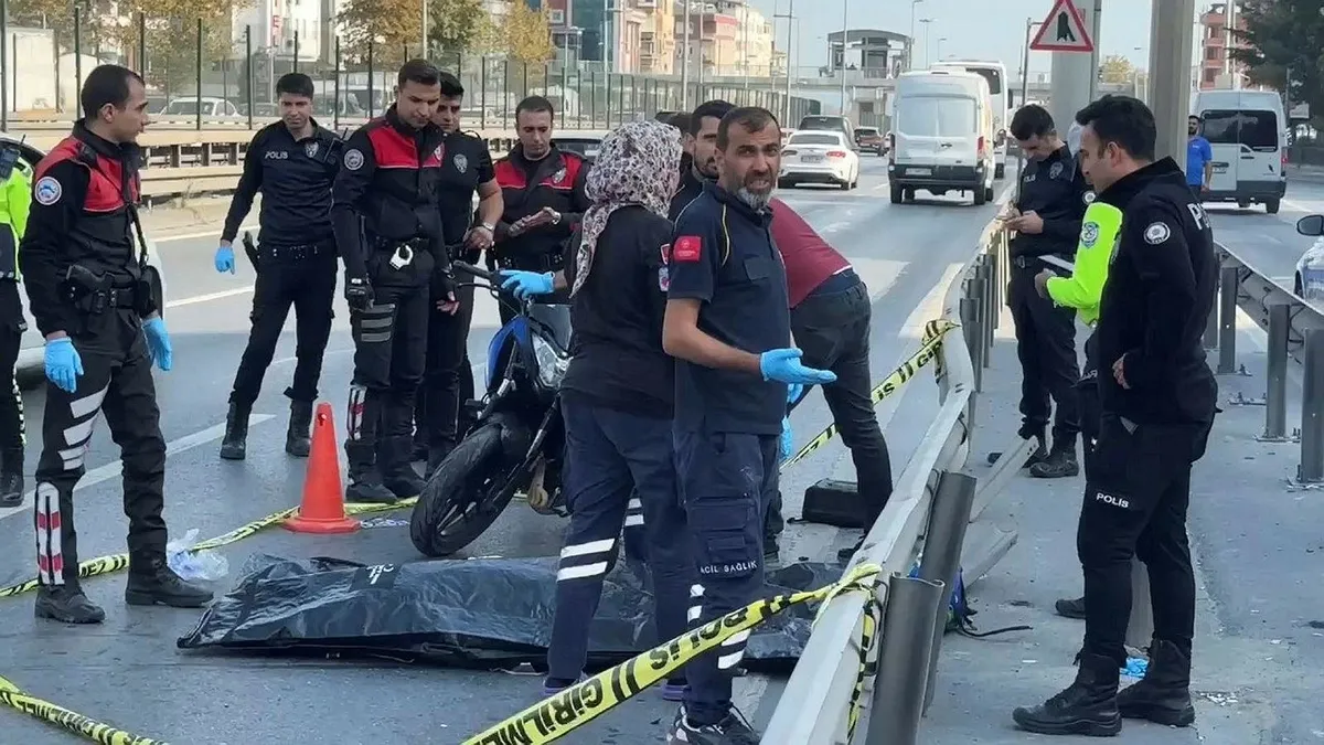 D-100'de feci kaza! Motosikletiyle bariyerlere girdi