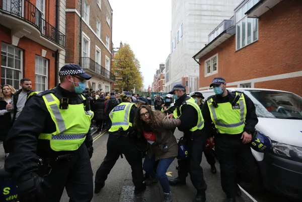 Demokrasi nerede Macron? O kararlar sonrasında sular durulmuyor