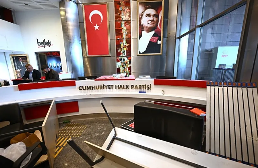 CHP'de tahliye gerilimi! Kılıçdaroğlu'nun Genel Merkez'e geleceği tarih belli oldu | İşte arbededen geriye kalan görüntüler - 2