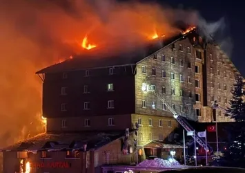 Otel yangınında skandal görüntüler: Müşterileri uyandırmak yerine otel sahibinin otomobillerine koştular