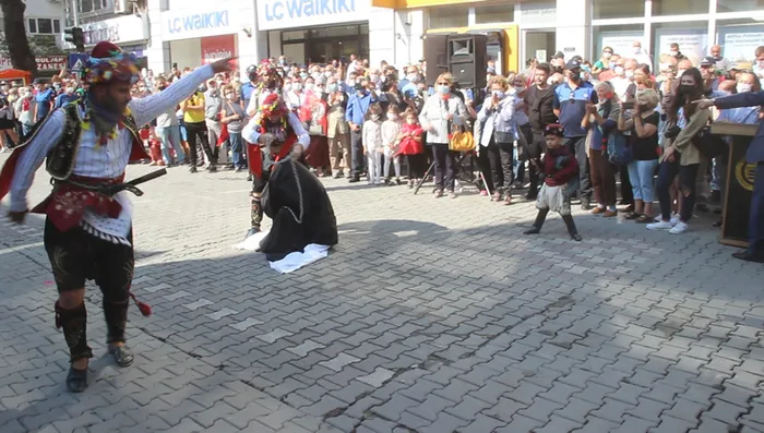 Son dakika: ÇYDD’den zincirli kadın rezaletine pişkin savunma: Tamamen geleneksel mizansen! Kara günleri anlatıyor