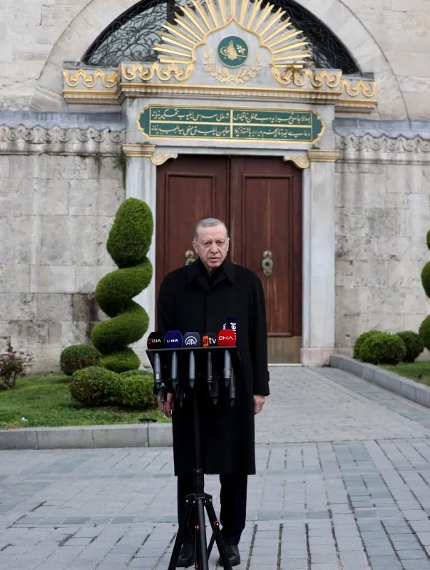 Başkan Erdoğan gazetecilere börek ikram etti