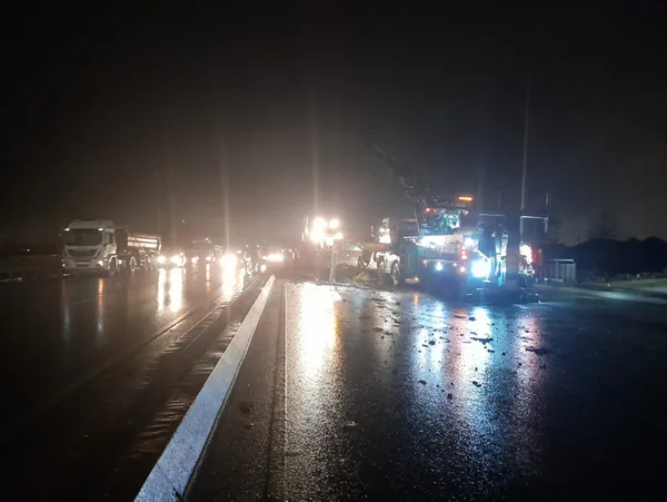 Bağcılar'da hafriyat kamyonu devrildi - 2