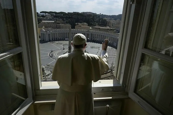 Papa Francis, koronavirüs karantinasında olan Roma caddelerinde gezindi