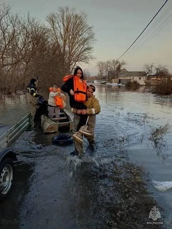 Rusya’da sel felaketi! Baraj patladı: Binlerce ev sular altında kaldı | Acil durum ilan edildi