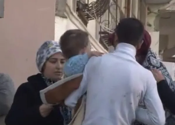 esenyurtta-kabus-anlari-aile-yanarak-olmekten-son-anda-kurtuldu-1642149251796.jpg Esenyurt’ta kabus anları: Aile yanarak ölmekten son anda kurtuldu - 1