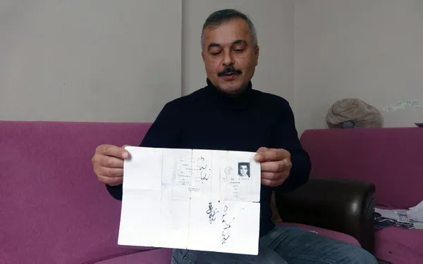 nufus-memurunun-hatasi-hayatini-karartti-38-yil-pembe-kimlikle-yasadi-girdigi-cezaevinde-sen-kadin-gorunuyorsu-1697710209032.jpg Nüfus memurunun hatası hayatını kararttı: 38 yıl pembe kimlikle yaşadı! Girdiği cezaevinde 'sen kadın görünüyorsun' denip yollandı - 1