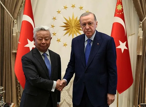 baskan-erdogandan-kulliyede-pes-pese-kabul-cezayir-disisleri-bakani-attafi-ve-asya-altyapi-yatirim-bankasi-bas-1718125761132.jpeg Başkan Erdoğan'dan Külliye'de peş peşe kabul! Cezayir Dışişleri Bakanı Attaf'ı ve Asya Altyapı Yatırım Bankası Başkanı Liqun ile görüştü - 2