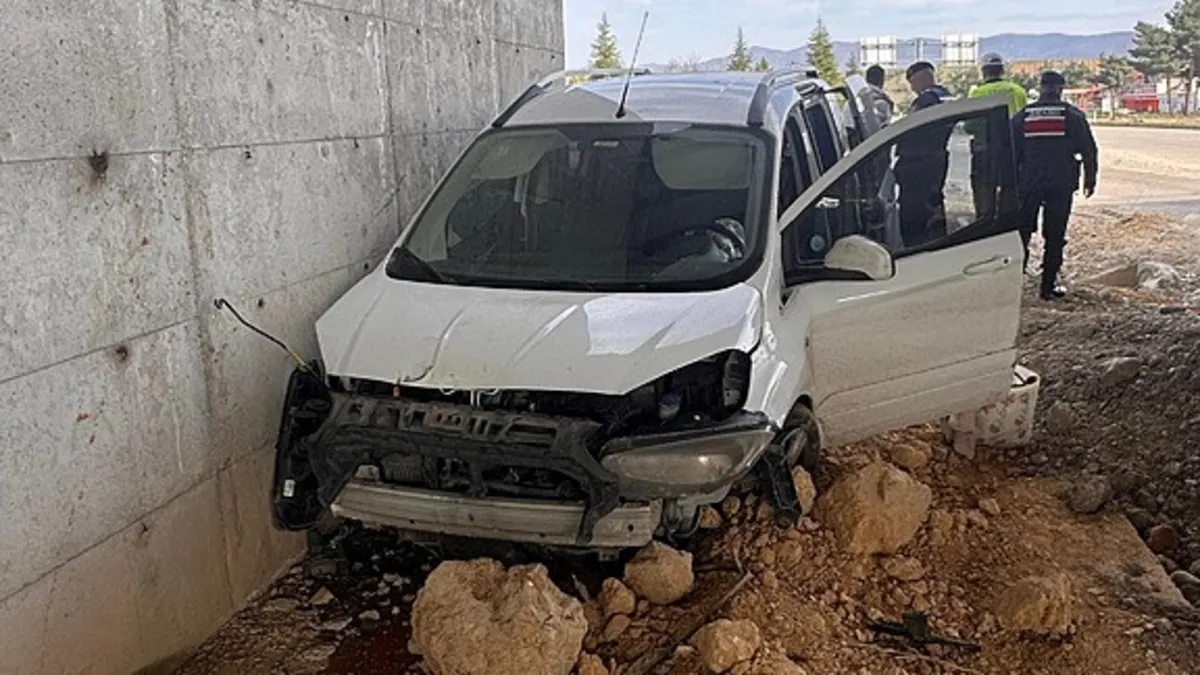 Tokat’ta feci kaza! Hafif ticari araç beton duvara çarptı