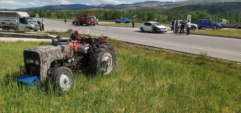 Sivas'ta feci kaza! Traktör ile otomobil çarpıştı