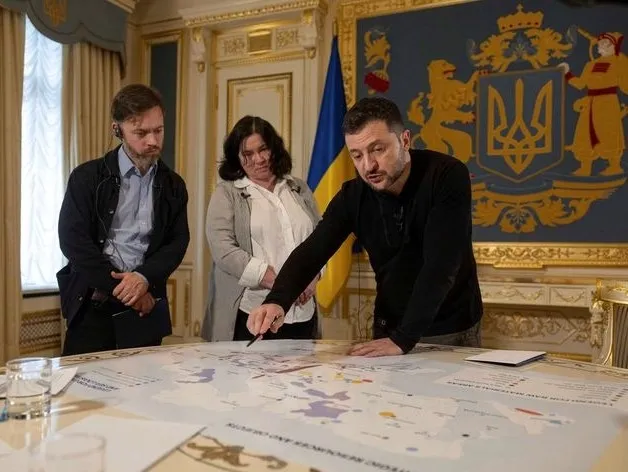 iste-trumpin-milyon-dolarlik-ukrayna-plani-yeni-versay-mi-belgeler-ortaya-cikti-zelenskiy-darda-1739871884406.jpg Zelenkiy, Reuters'a verdiği röportaj esnasında Ukrayna'nın sahip olduğu maden kaynaklarında en büyük pay sahibi olanın ABD olması gerektiğini söylemişti. (Reuters)