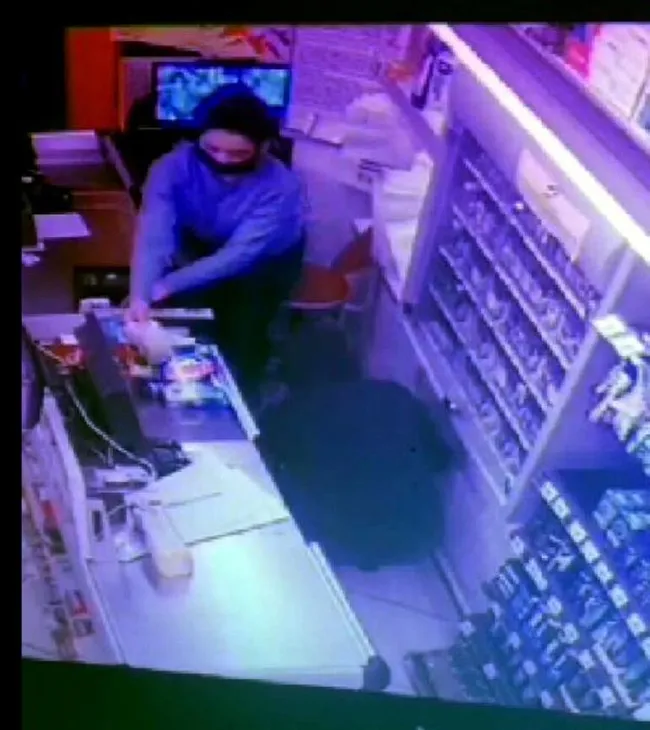 İstanbul’da markette silahlı soygun kameraya yansıdı - 7