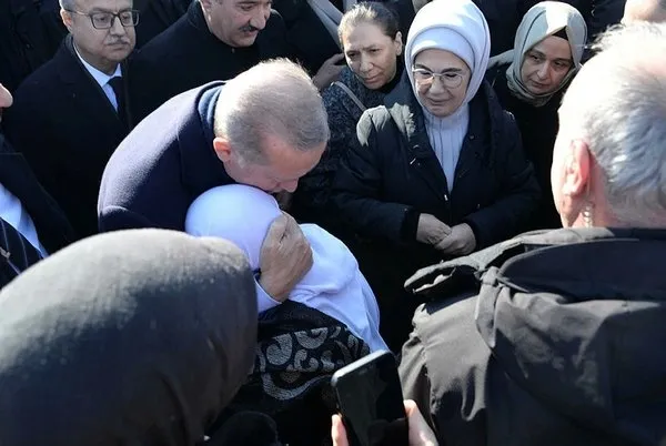 İşte 7,6 şiddetindeki depremin yeni görüntüsü! Bina tuzla buz oluyor