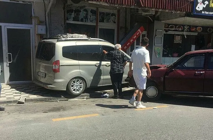 1719903456064.jpeg Ölüm kıl payı teğet geçti! Kontrolden çıkan araçtan saniyelerle kurtuldular - 2