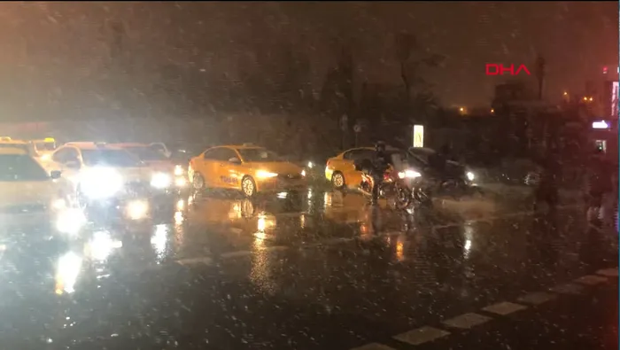 İstanbul'da yoğun kar yağışı etkili oldu | Kent kısa sürede beyaza büründü - 4