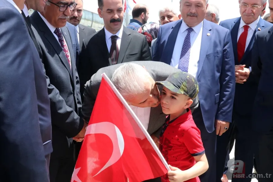 Erzincan'da Binali Yıldırım'a büyük ilgi! Yıldırım'ın yüzlerce hemşehrisiyle tokalaşması 1 saat 8 dakika sürdü 4