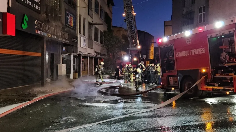Bayrampaşa’daki 5 katlı iş yerinde yangın: 3 kat küle döndü çatı çöktü - 4