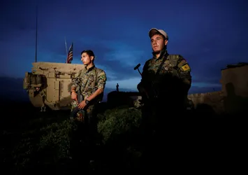 ABD, PYD'ye kalkan oldu! Birlikte nöbete durdu