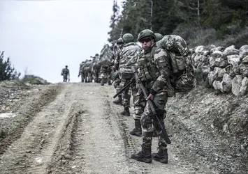 Komandolar sınırda tatbikat yaptı