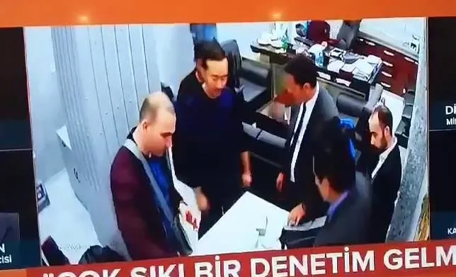 chpnin-para-kuleleri-skandalinda-flas-detay-maltepe-belediye-baskani-ali-kilicin-kasasi-melih-morsunbulde-goru-1711054397824.jpeg CHP'nin 'Para Kuleleri' skandalında yeni perde! Maltepe Belediye Başkanı Ali Kılıç’ın danışmanı Melih Morsünbül'de görüntülerde... - 5