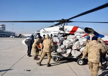 Türkiye asrın felaketinde tek yürek! Depremzedeler için jandarma helikopterleri seferber edildi