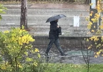 Edirne'de sağanağa yakalanan vatandaşlar kaçacak yer aradı
