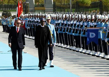 Cumhurbaşkanı Erdoğan, Nijeryalı mevkidaşını Buhari'yi resmi törenle karşıladı