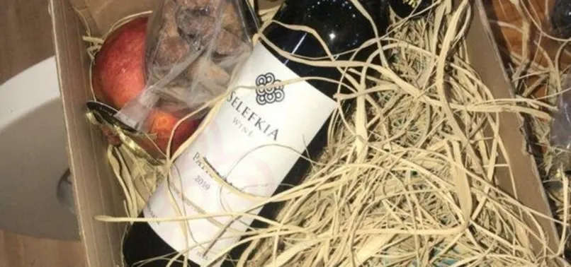 Afiyet olmasın! CHP Mersin Belediye Başkanı Vahap Seçer belediyenin kaynaklarını kullanarak yılbaşı gecesi için şarap dağıttı