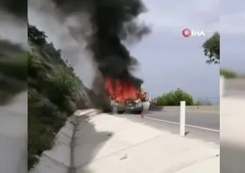 Seyir halindeki kamyonet alev alev yandı
