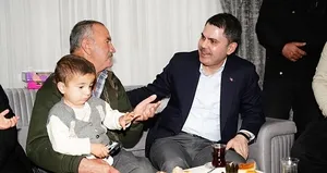 Bakan Kurum depremzede aileyi ziyaret etti