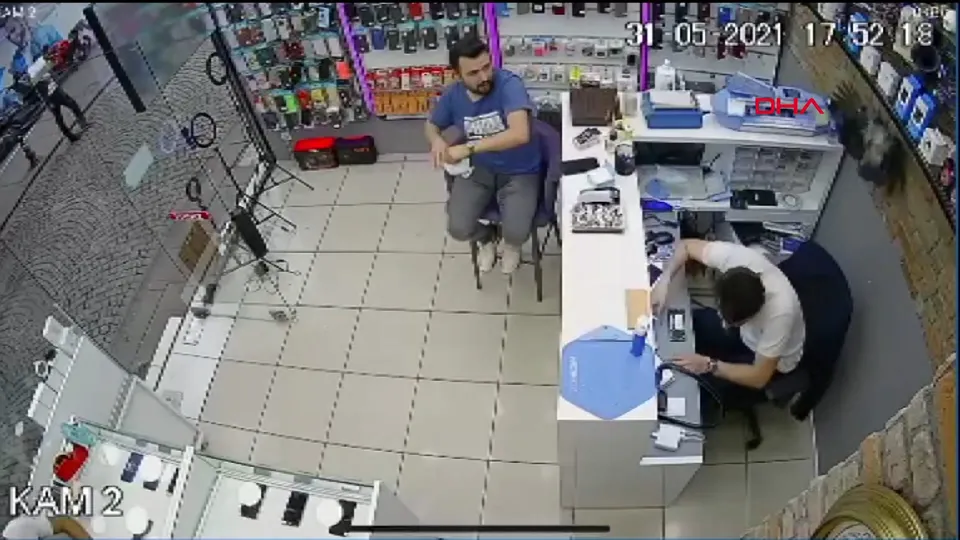 İş yerini karga bastı! Dükkan sahibi tezgahın altına saklandı | İşte o anlar